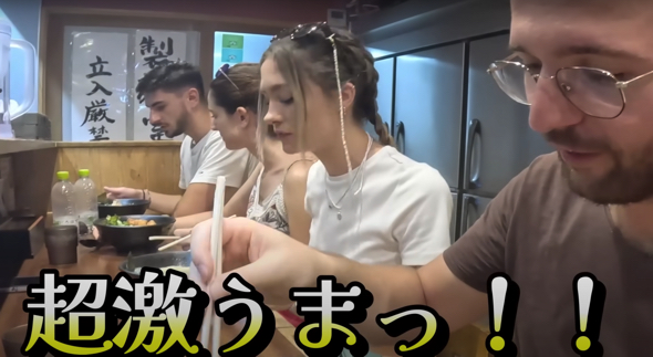 日本のラーメンに感動をするフランス人家族