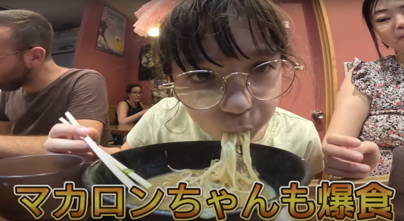 ラーメンを爆食するマカロンちゃん