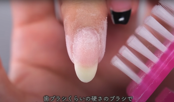 硬化後、ブラシで爪の上のパウダーを払います