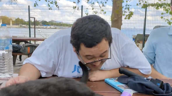 猫に遊ばれるバキ童