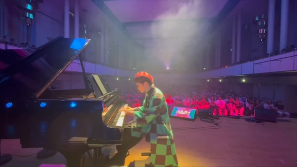 ドイツのアニメフェスでマリオのBGMをピアノ演奏
