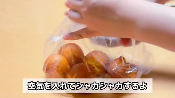 ホットケーキミックスで作る材料費ほぼ100円のドーナツに砂糖をまぶす