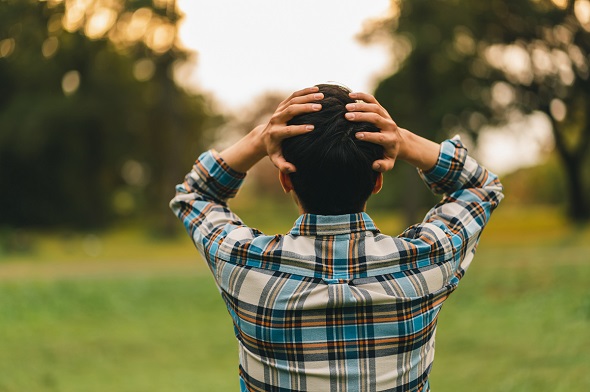 ミスに気付いて頭を抱える人