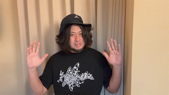 両手をあげている男性