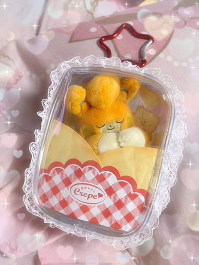 クレープデコポーチに入ったパモのぬいぐるみ