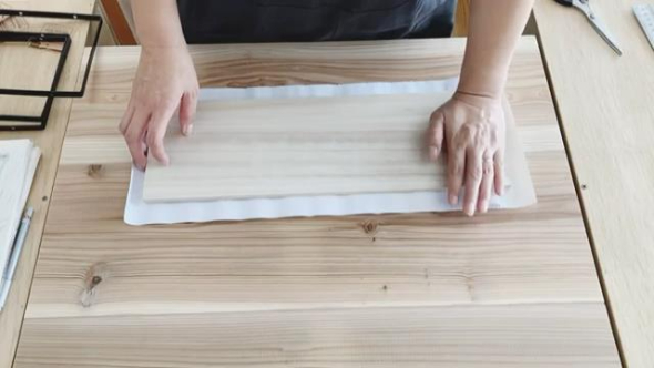 木板にリメイクシートを貼る