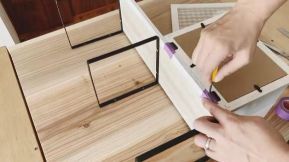 木板にフォトフレームを取り付ける