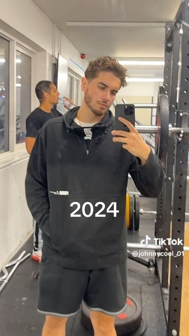 数カ月間の努力で体形を大きく変えた男性