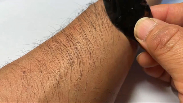 毛が生えた部分に黒曜石を当ててみる