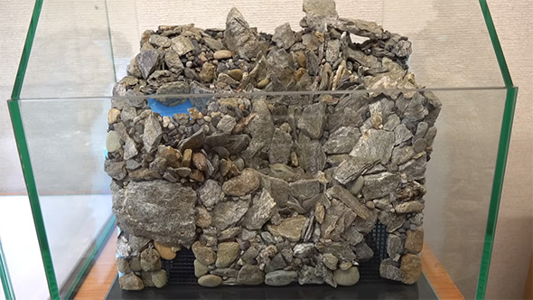 水槽に入れた滝の土台