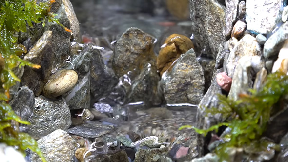 滝の流れアップ