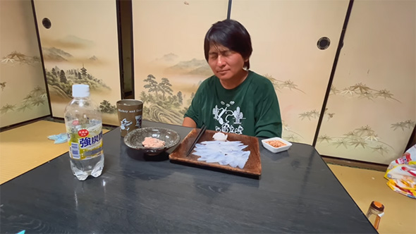 肝醤油とお刺身を食べる