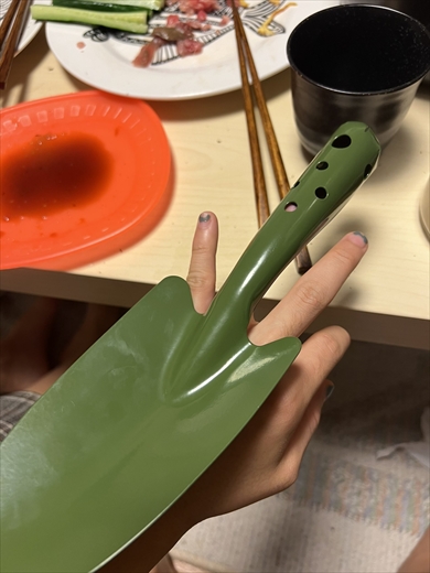 スコップに指入っちゃった人