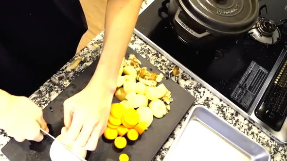 玉ねぎを切る男の子