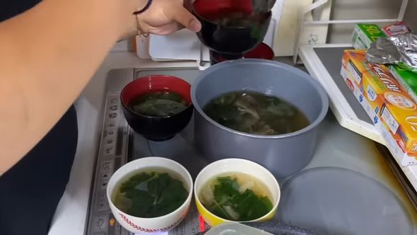 具材として野菜を追加した残り物スープ