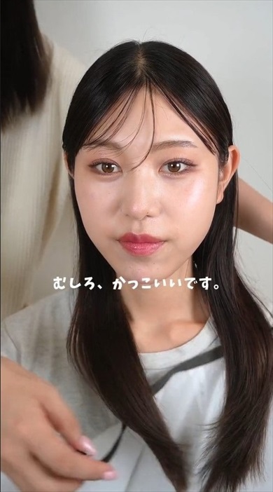 垢抜けたいと悩む女性がメイクで