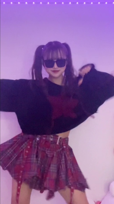 おなかがちらり