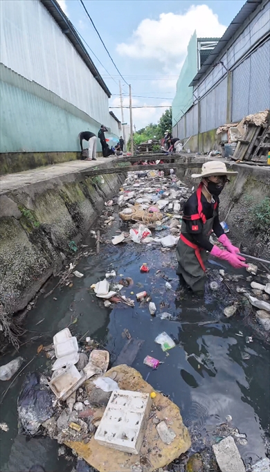 ごみに覆い尽くされた川を掃除