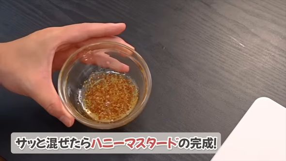 はちみつと粒マスタードを合わせたハニーマスタード