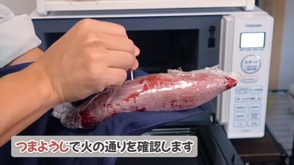 加熱したサツマイモの日の通りをつまようじで確認
