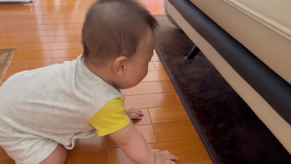 赤ちゃん ソファの下 入ろうとして 頭が引っ掛かる 人生1周目