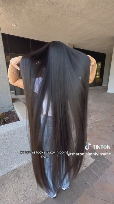 初めて髪を切る女性のロングへア