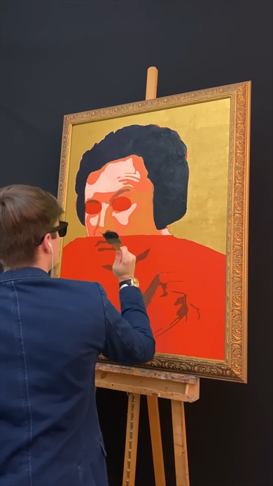 リズミカルに絵の具を置いてイーロン・マスクの絵を描く動画