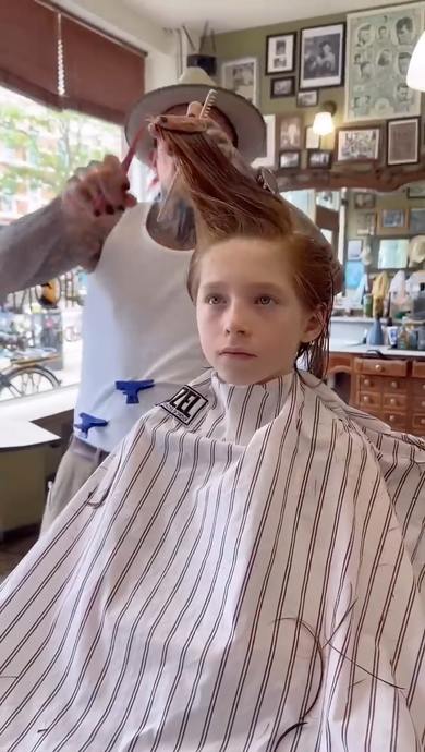 ヘアカットをしてもらっている少年