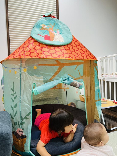 子ども用室内テントに入っている2歳の女の子