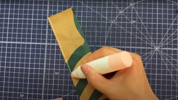 カットしたパーツを貼り合せ強度を高めます