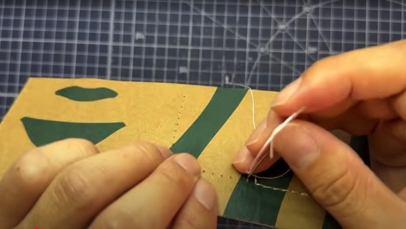 穴を開け糸で縫っていきます