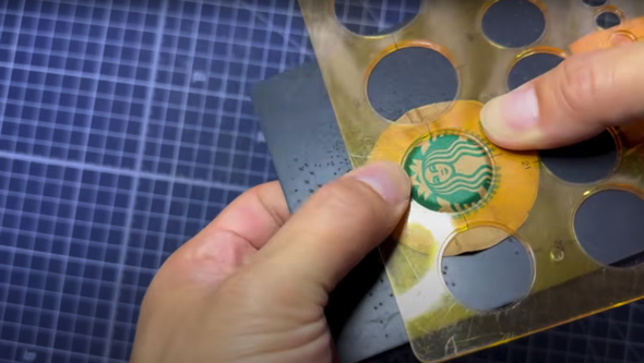 磁石を本体に埋め込み縫い付けます