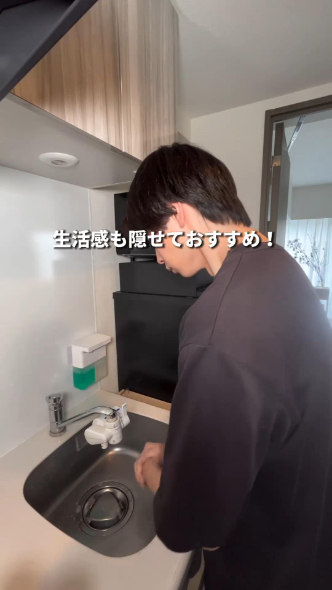 手を洗う人とソープディスペンサー