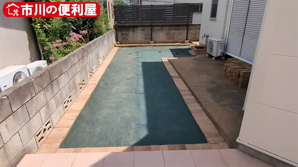 防草シートをはった庭