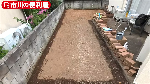 四角くぬれている庭