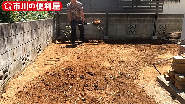 スコップで土を持つ