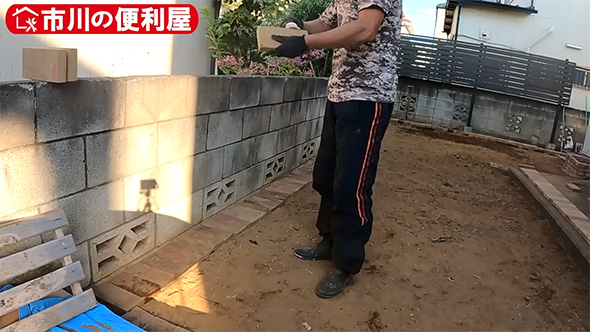 れんがにブラシをかける