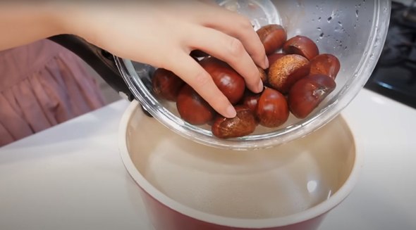 栗をお湯に入れ皮を柔らかくしておきます