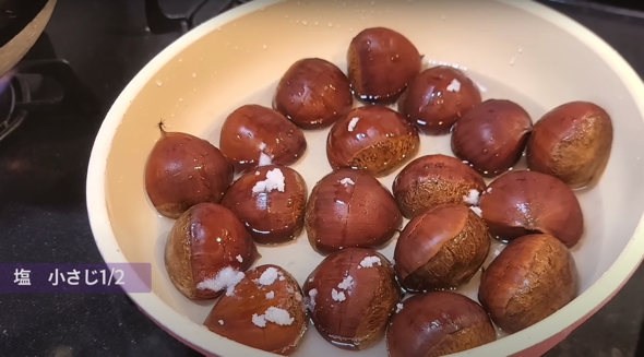 栗をフライパンに並べ水と塩を加えます