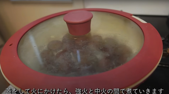 蓋をして強火と中火の間で煮ます