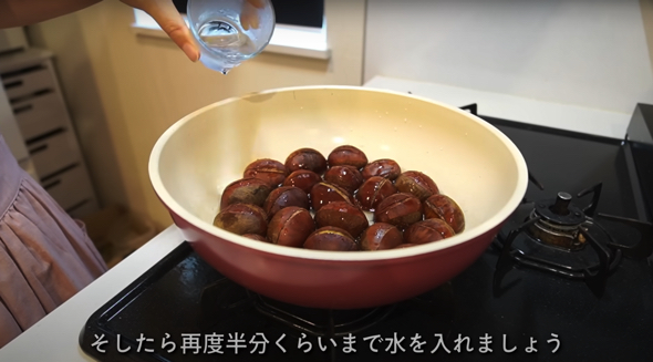 水分がなくなるので、水を足しながら煮ます