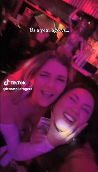 パーティー会場で盛り上がる女性2人