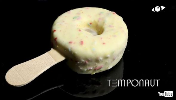 アイスキャンディーが溶けていくタイムラプス