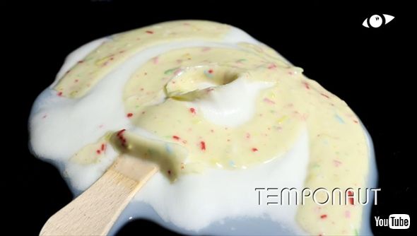 アイスキャンディーが溶けていくタイムラプス