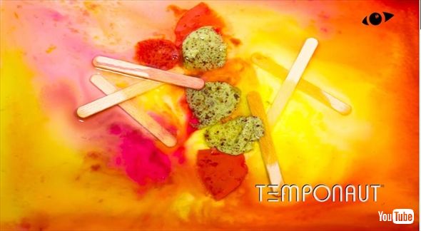 アイスキャンディーが溶けていくタイムラプス