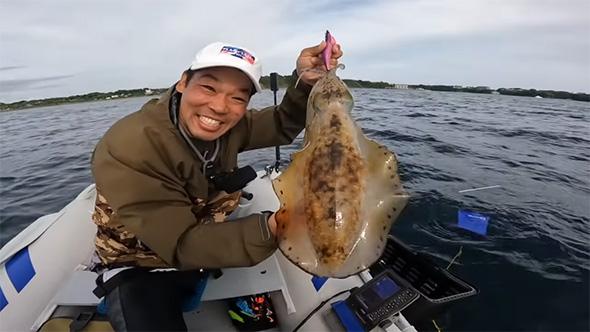 イカを持つ男性