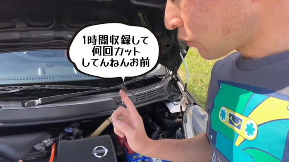 男性の指に止まるトンボ