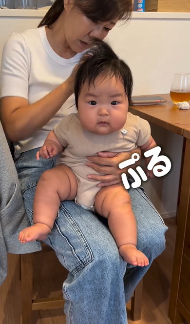 頭のけだまとってもらう赤ちゃん