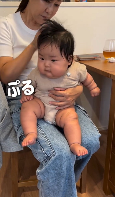 頭のけだまとってもらう赤ちゃん