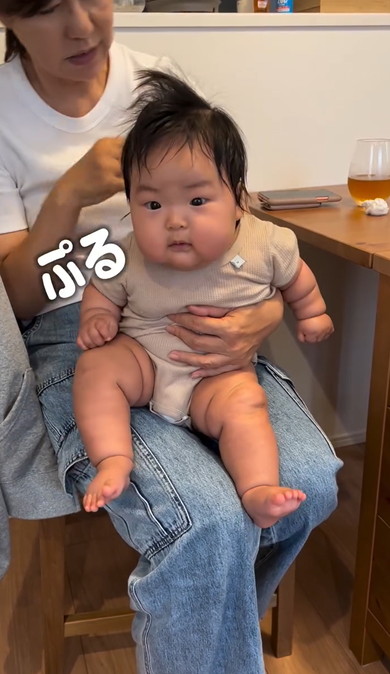 頭のけだまとってもらう赤ちゃん